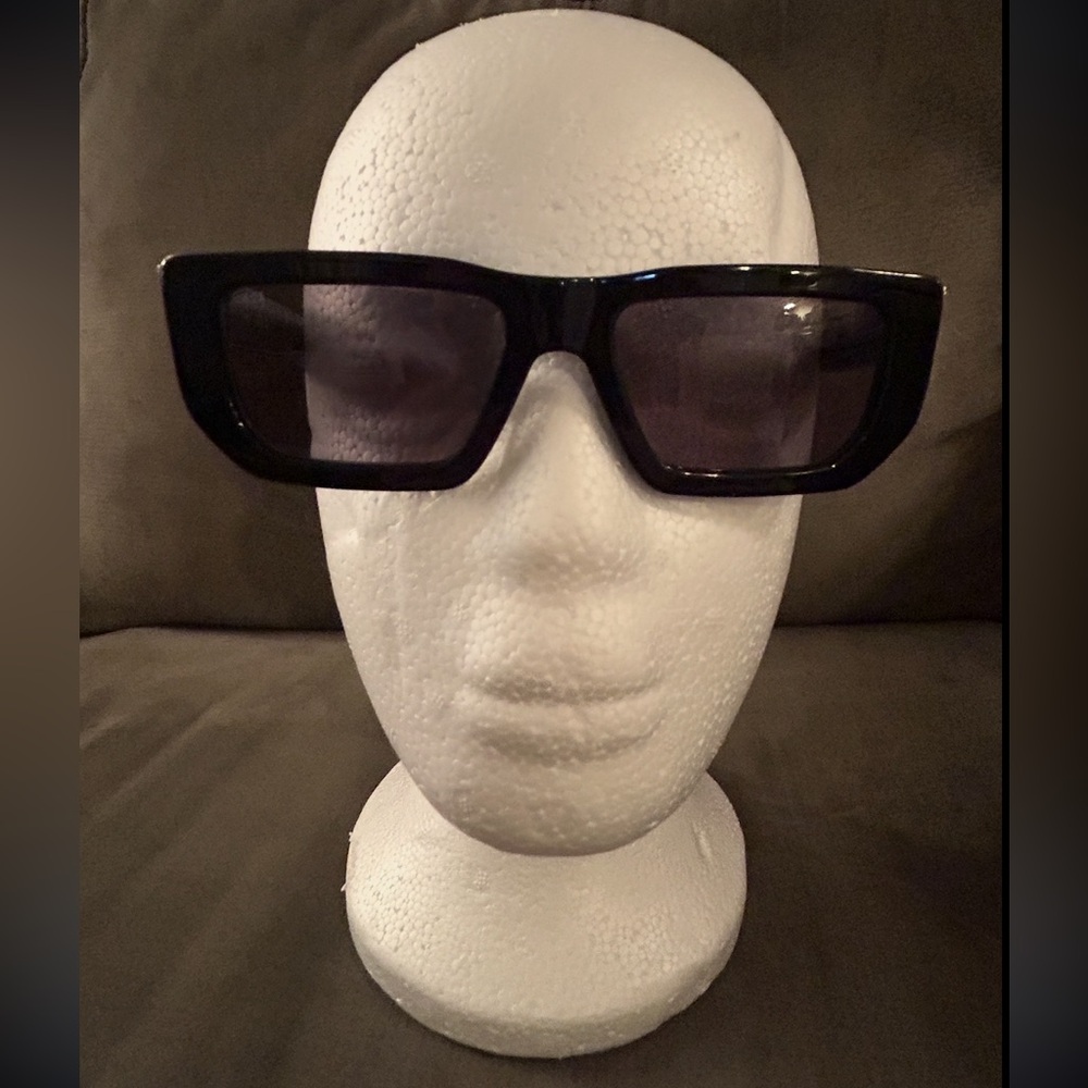 SOLD❤️ MCM 726S Sunglasses Black/ Dark Brown 🆕LIKE NEW🆕 - Picture 4 of 14